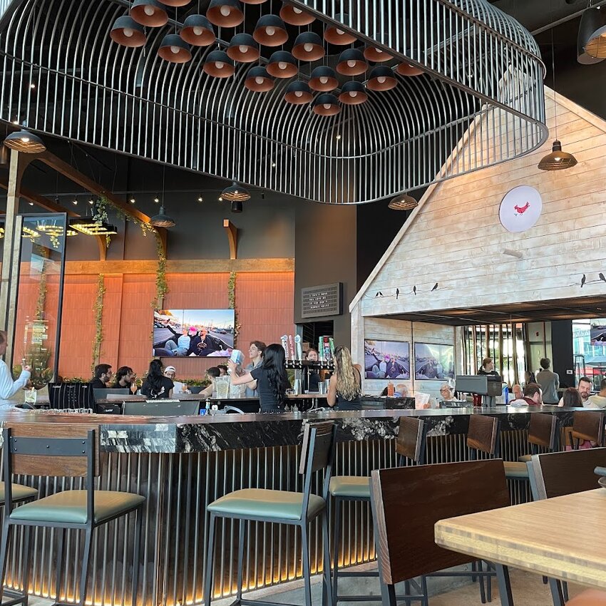 Birdhouse Wingerie & Bar - Poutine, Ethiopian Restaurants in Laval