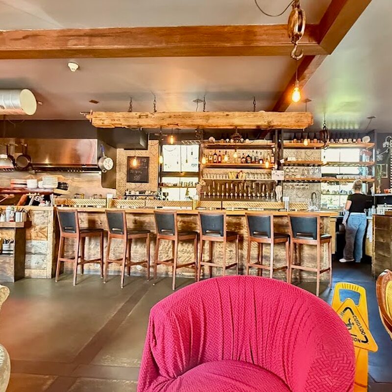 Sutton Brouërie - Microbrasserie & Auberge - Poutine, Contemporary Modern Restaurants in Montreal