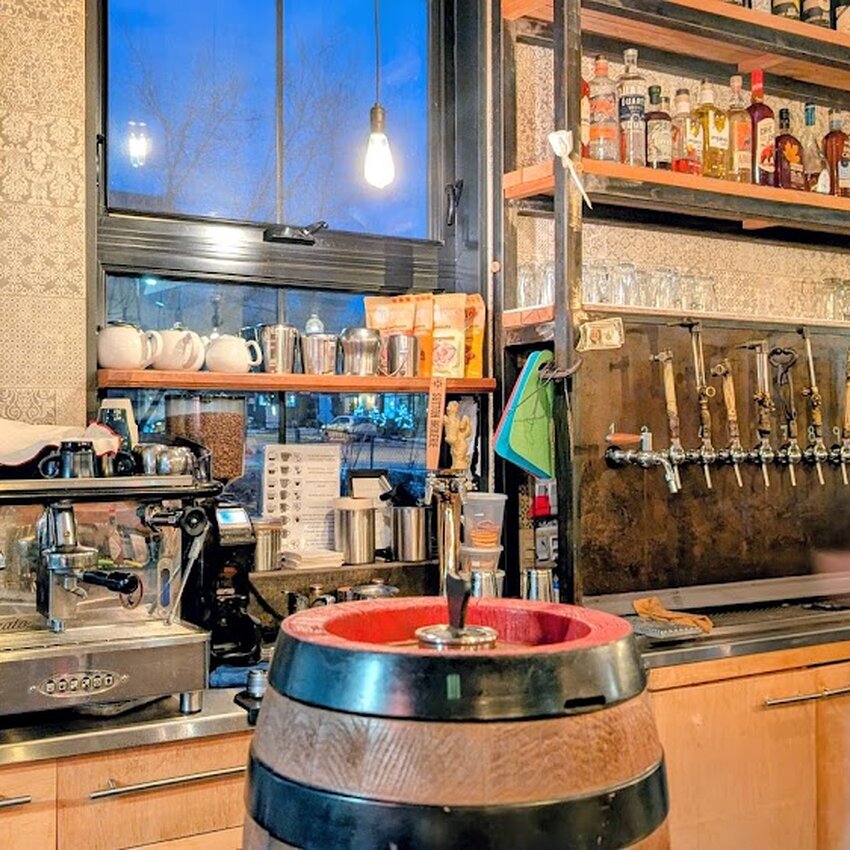 Sutton Brou&euml;rie - Microbrasserie & Auberge - Poutine in Cowansville