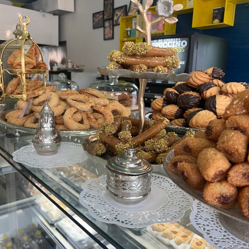 Boulangerie - p&acirc;tisserie Les 2 bl&eacute;s - Tea, Pastries Restaurants Near: H7E2C1