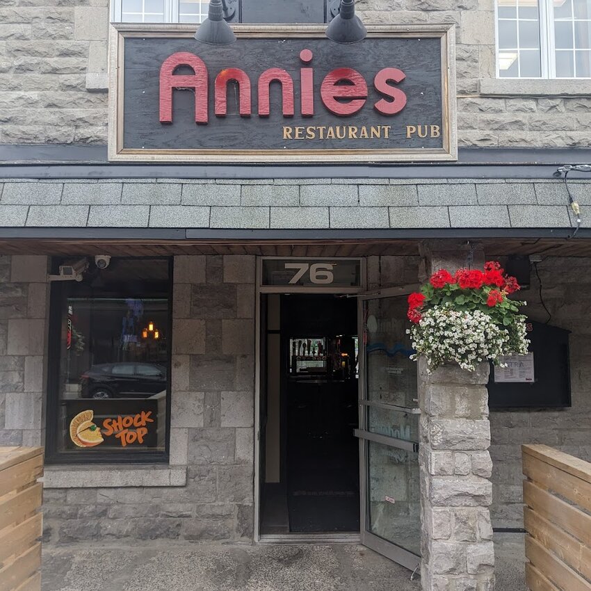 Annies Sur-Le-Lac Restaurant
