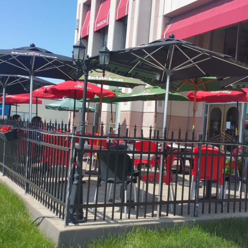 Madisons Restaurant & Bar - BBQ, Poutine Restaurants in Laval