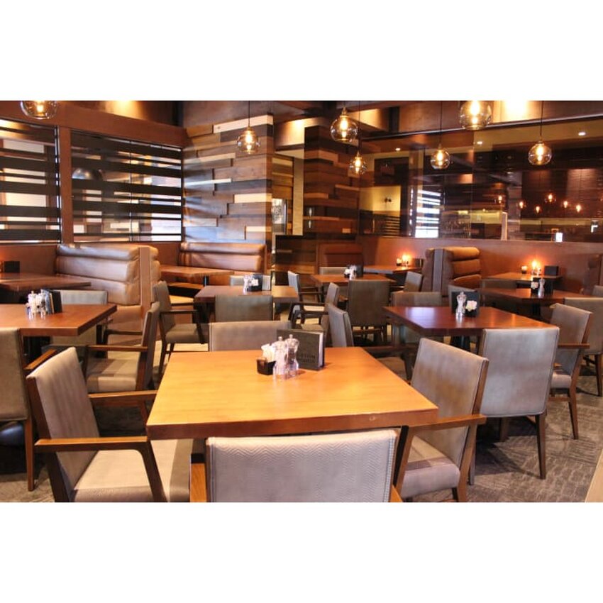Bâton Rouge Grillhouse & Bar - Restaurants Entrée accessible aux fauteuils roulants de Saint-Sauveur