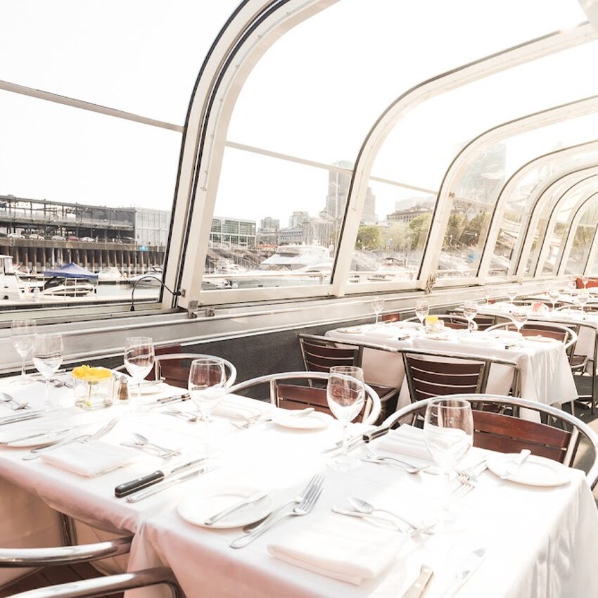 Bateau-Mouche Souper Croisi&egrave;re - Restaurants Fran&ccedil;ais pr&egrave;s de: H2V4E4