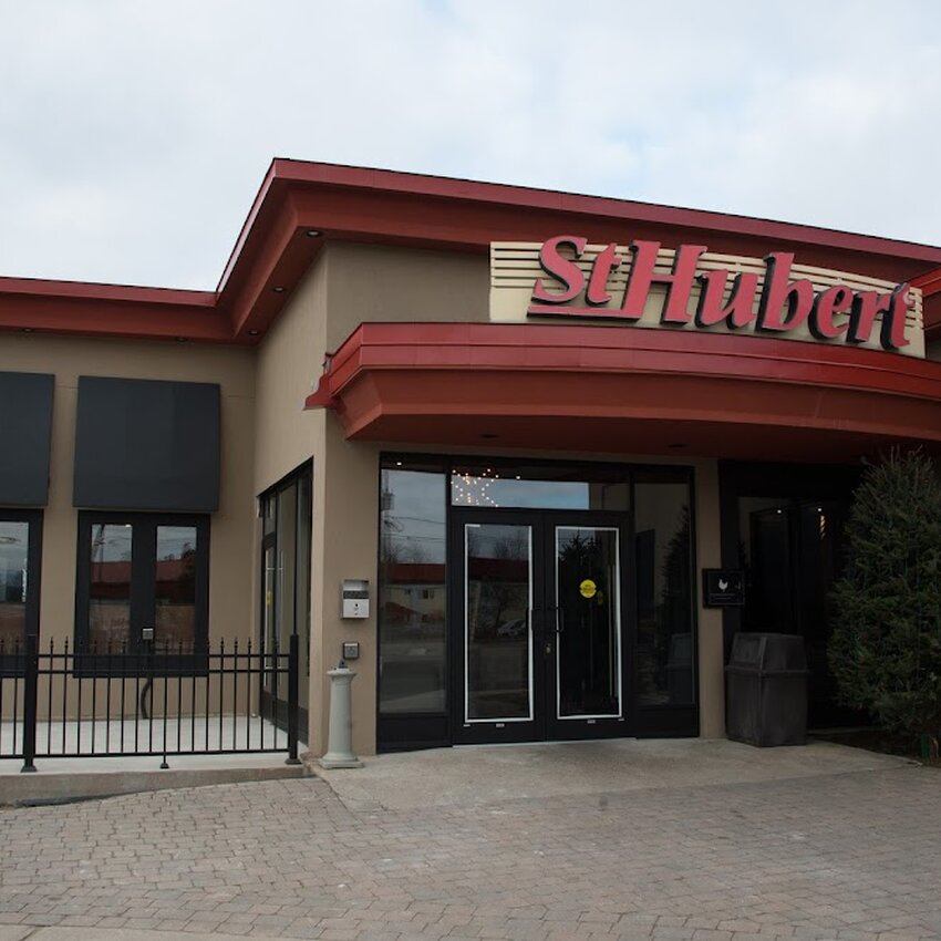 R&ocirc;tisserie St-Hubert - Poutines Ouverts lundi Mont-Tremblant