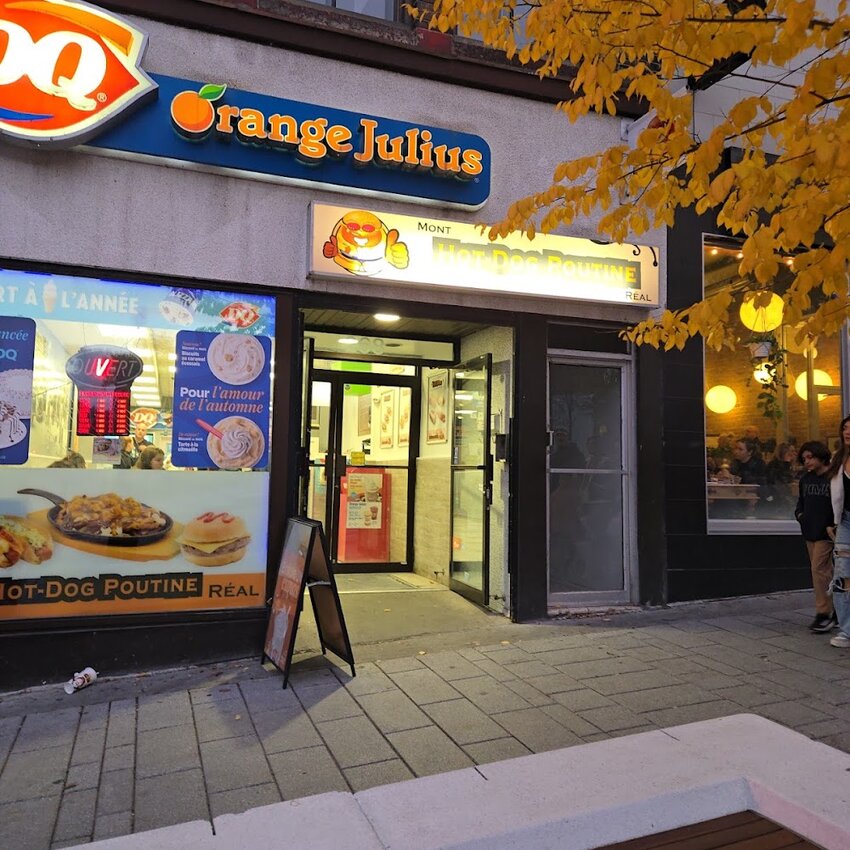 Mont Hot-dog poutine R&eacute;al - Indian, Poutine Restaurants Near: H3B3E9