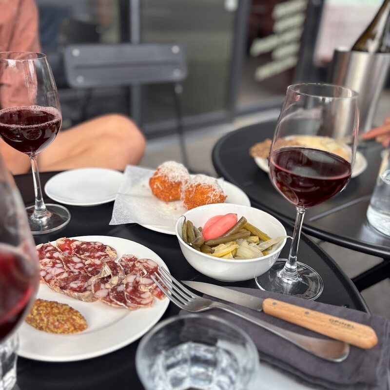 Bar Minou - Restaurants in Montreal