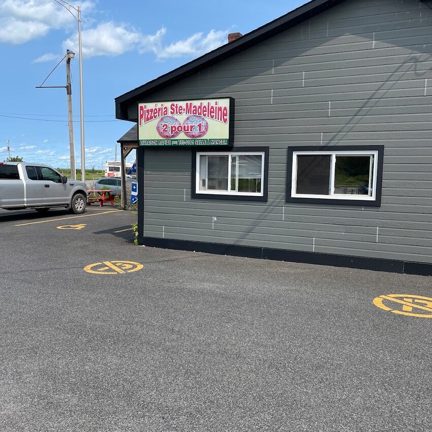 Pizzeria Ste Madeleine 2 pour 1 - Poutine in Montérégie (South Shore)