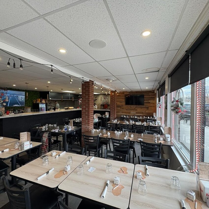 Ancien Four A Pizza - BBQ, Poutine Restaurants in Laval
