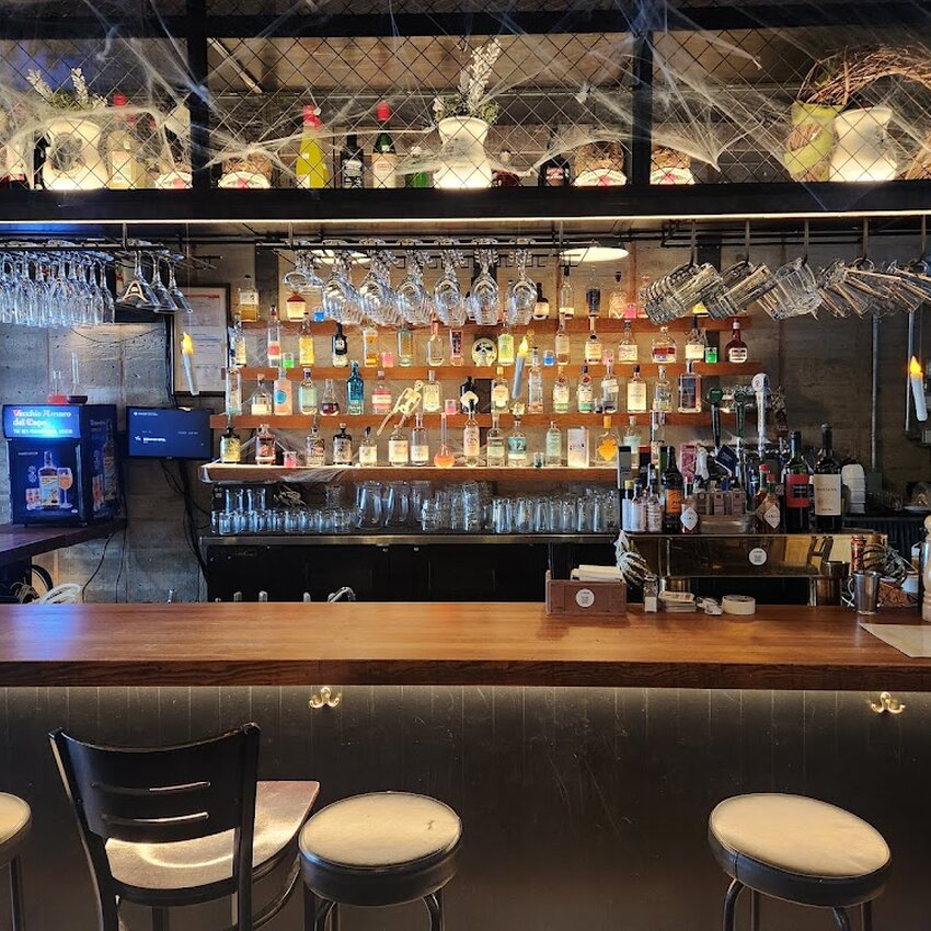 Les M&eacute;nades - Takeout Available Restaurants Near: H2B1A2