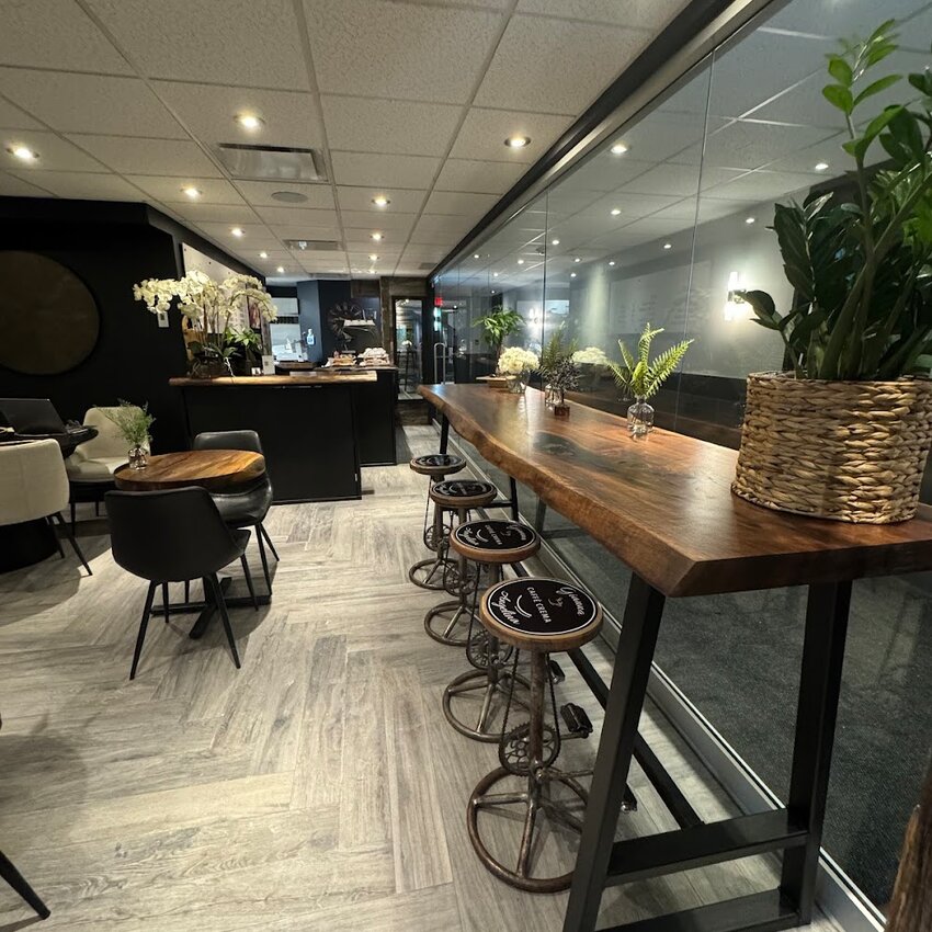 Gianna & Angelina Caff&egrave; Crema - Restaurants Caf&eacute;s pr&egrave;s de: H7S1X7