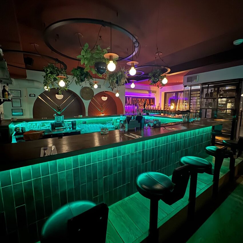 Mezcaleros Tapas & Cocktails - Restaurants près de: J6A2V9