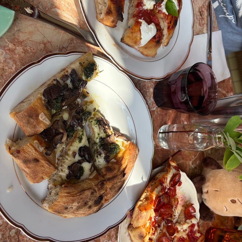 Vivant Pizza - Restaurants près de: H1Y1G2