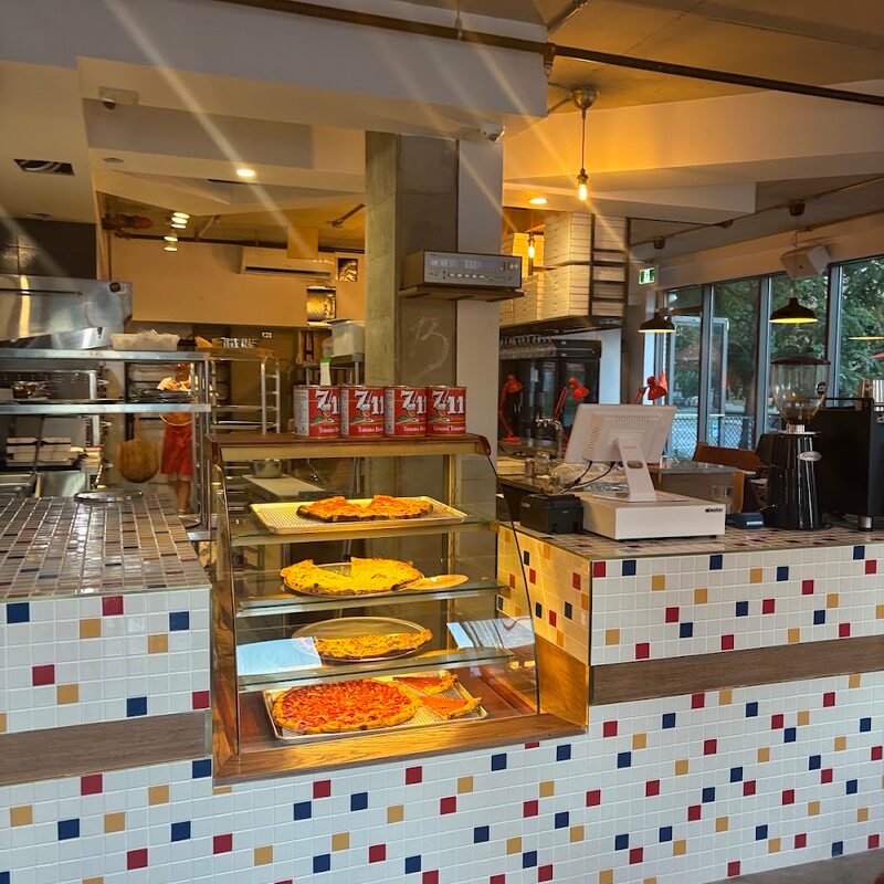 Nonno's Pizzeria et Club Social - Restaurants Pizza, Persans de Montr&eacute;al