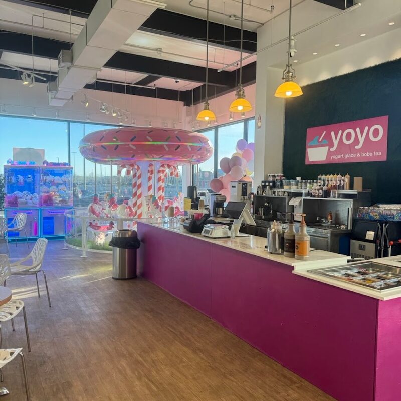 Yoyo Yogurt Glace & Boba tea - Restaurants pr&egrave;s de: H3T1Y1