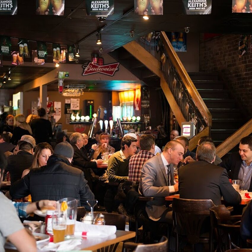 Peel Pub - Sports Bar/Bar Sportif - Restaurants Poutines pr&egrave;s de: H3A1B2