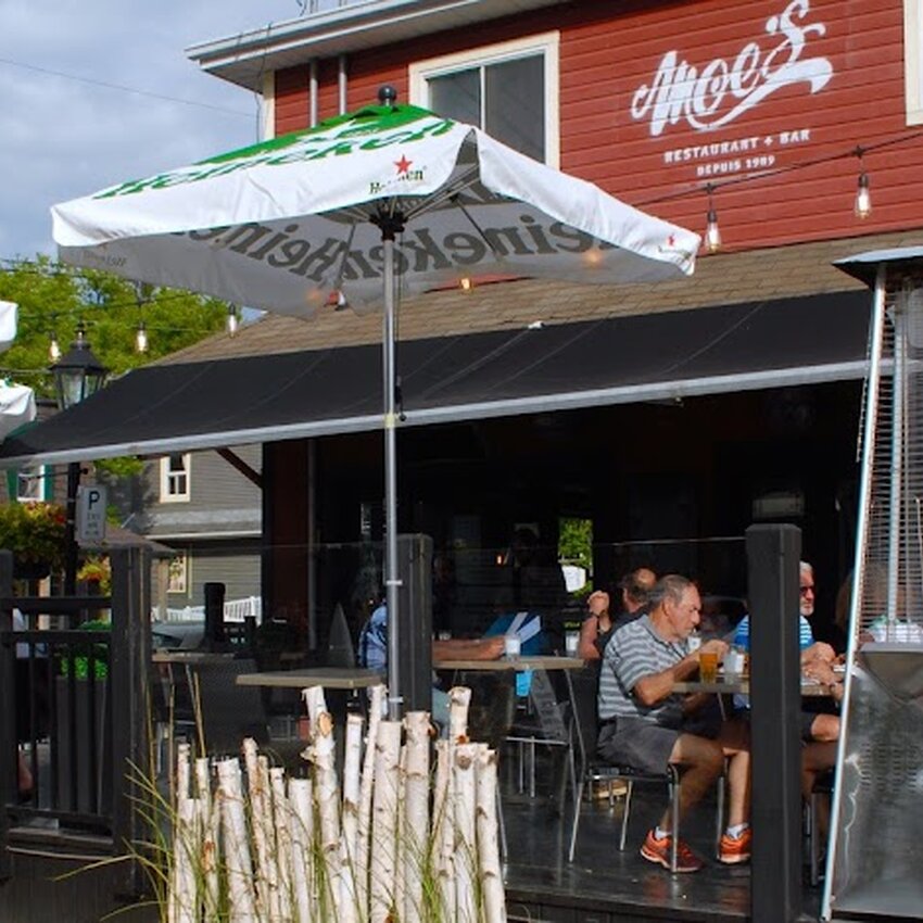 MOE'S RESTAURANT & BAR - Steakhouses Saint-Sauveur