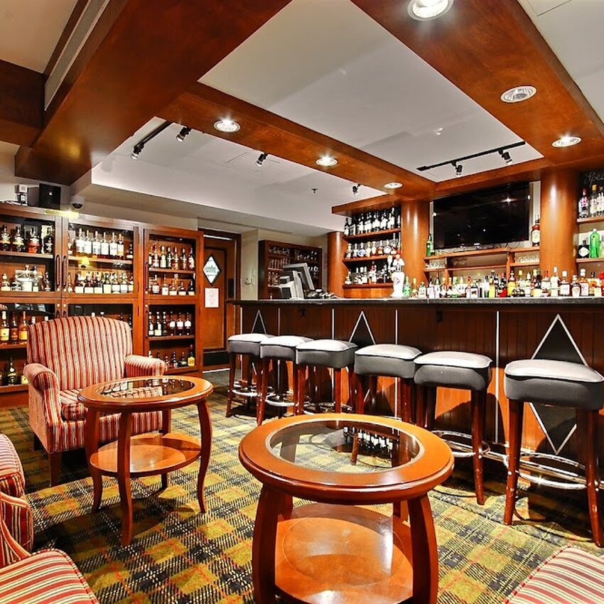 McMasters Scotch Bar - Restaurants pr&egrave;s de: J8E1E1