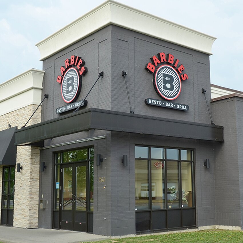 Barbies Resto Bar Grill - Restaurants Deli, Bagels pr&egrave;s de: J6X4E4