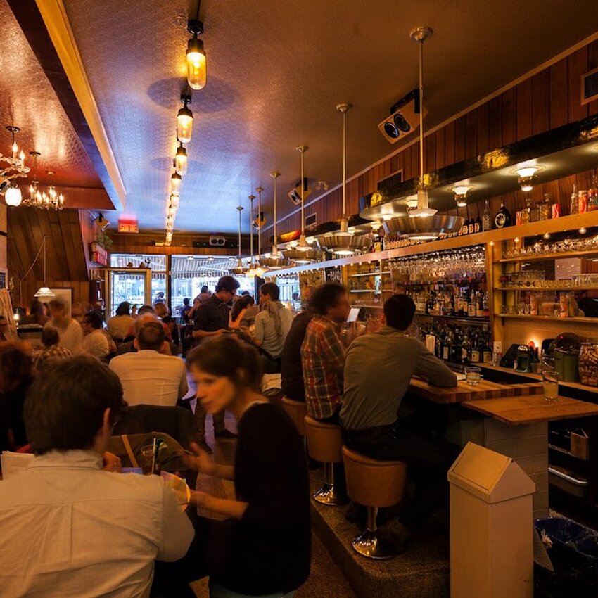 Le Majestique Montr&eacute;al - Brunch Restaurants Near: H2V4E3