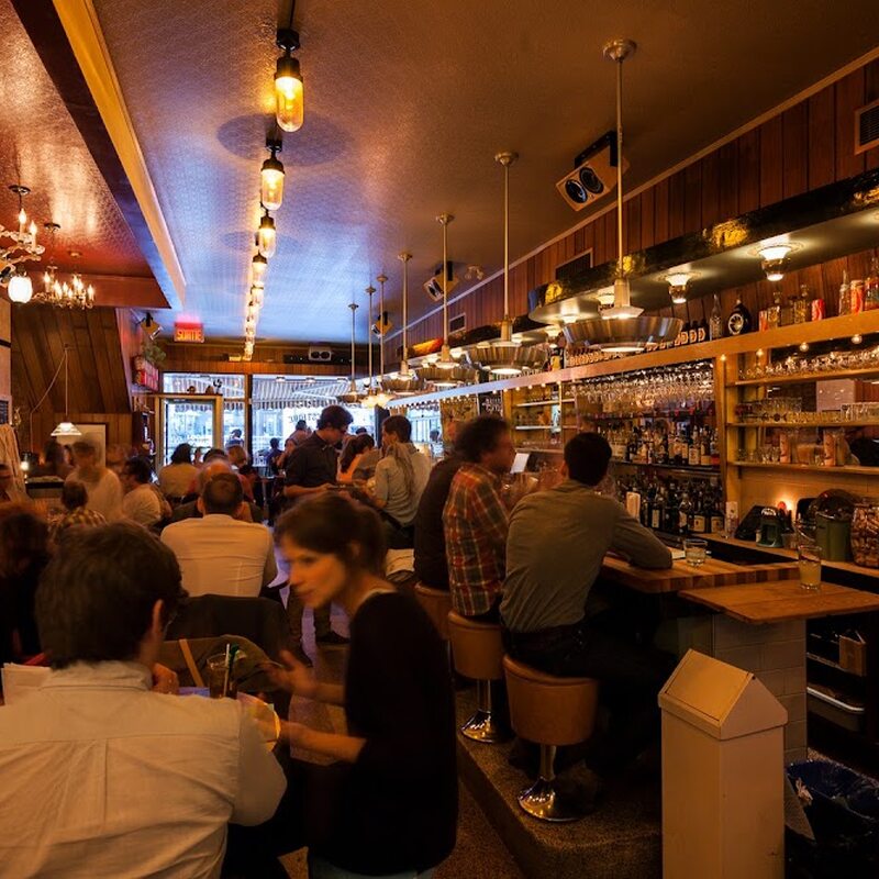 Le Majestique Montréal - Cozy Atmosphere Restaurants in Montreal
