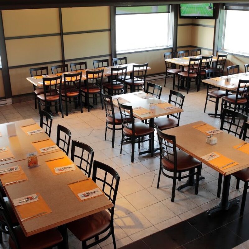 Le Montagnais - Grill, Italian, Pizza, Salads, Pasta Restaurants in Quebec