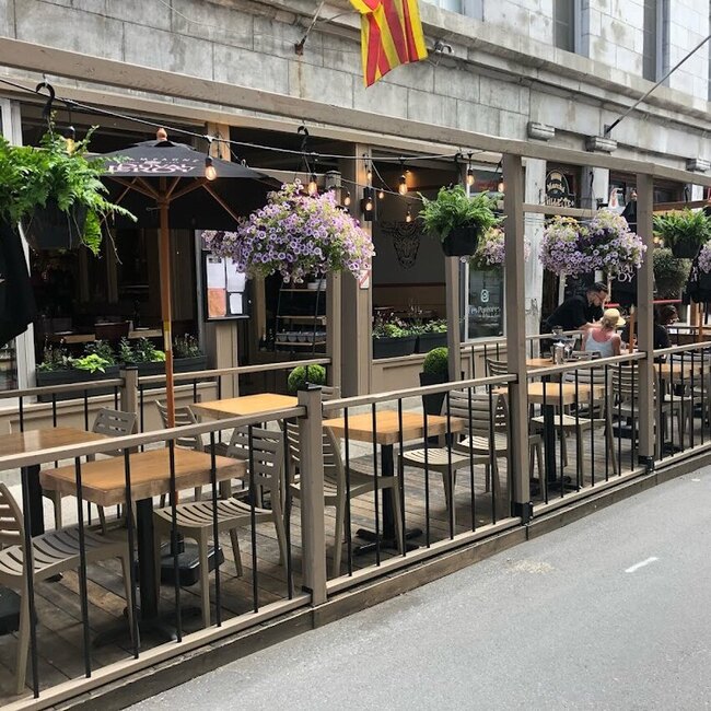 Les Pyren&eacute;es - Seafood/Fish Restaurants in Old Montreal