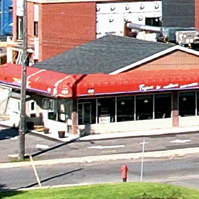 Vincent Sous-Marins - Poutines Ouverts lundi Longueuil