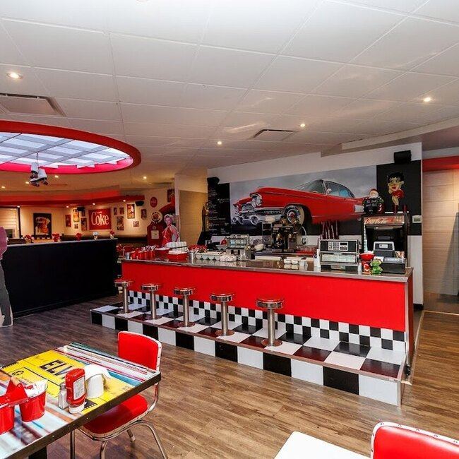 Binerie Chik du centre-ville - Restaurants pr&egrave;s de &Eacute;l&eacute;gance Trois-Rivi&egrave;res 2026 - 5e concours de voitures de collection