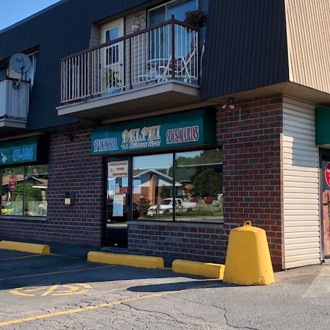 Pizza Delphi Sous-Marins - Laurentians (North Shore) Pub Food