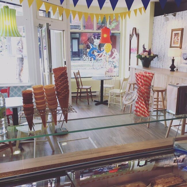 Caf&eacute; Le loup bleu - Restaurants pr&egrave;s de: H2H1V8