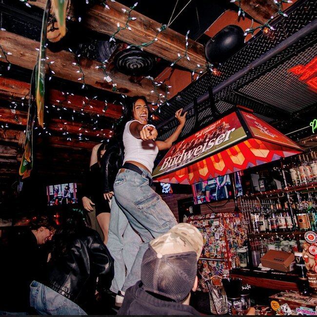 El Furniture Warehouse - Montreal Casse-Croute/Snack Bars Open Tuesday