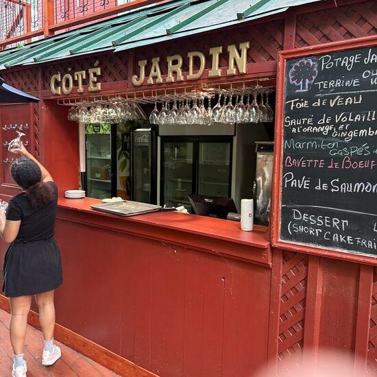 Restaurant Le Parvis Du Vieux Clocher - Restaurants in Montreal