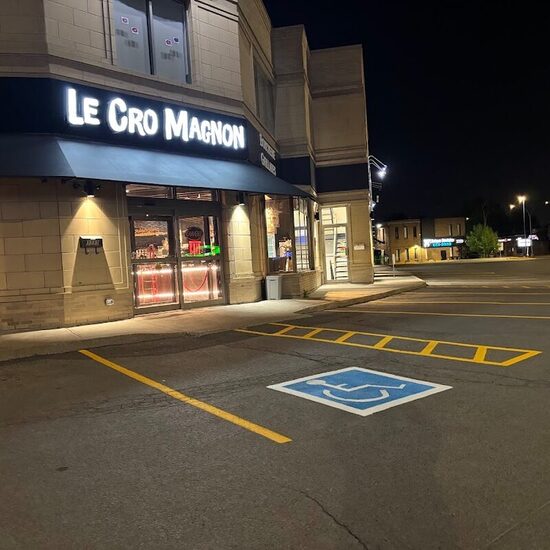 Boucherie Le Cro Magnon - Restaurants Entrée accessible aux fauteuils roulants de Duvernay