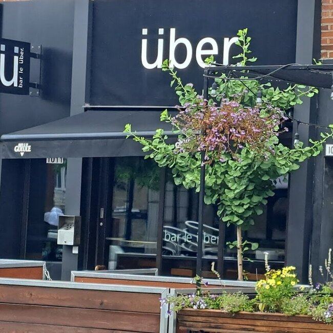 Bar le &Uuml;ber - Friandises et grignotines Ouverts mardi Montr&eacute;al