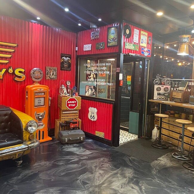 Crusty's - Restaurants pr&egrave;s de: H3X2B6