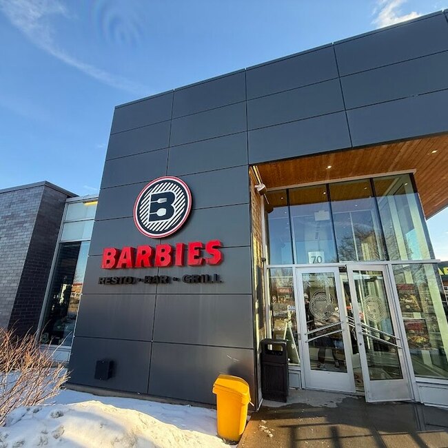 Barbies Resto Bar Grill - Restaurants pr&egrave;s de: J5Z3E8