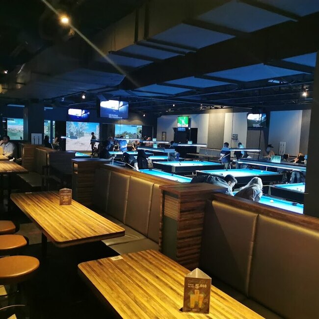 Dooly's - Doolys Restaurants in Montreal