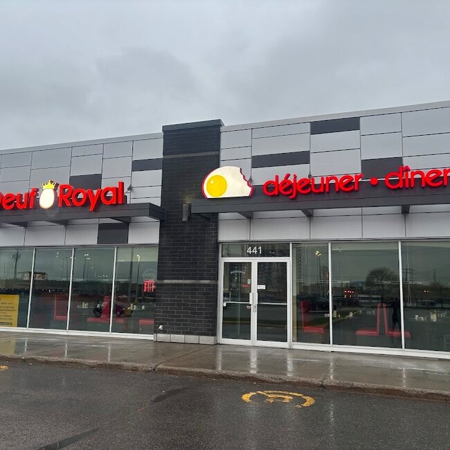 Oeuf Royal - BBQ, Middle Eastern, Kebab, Poutine Brunch Restaurants in Quebec