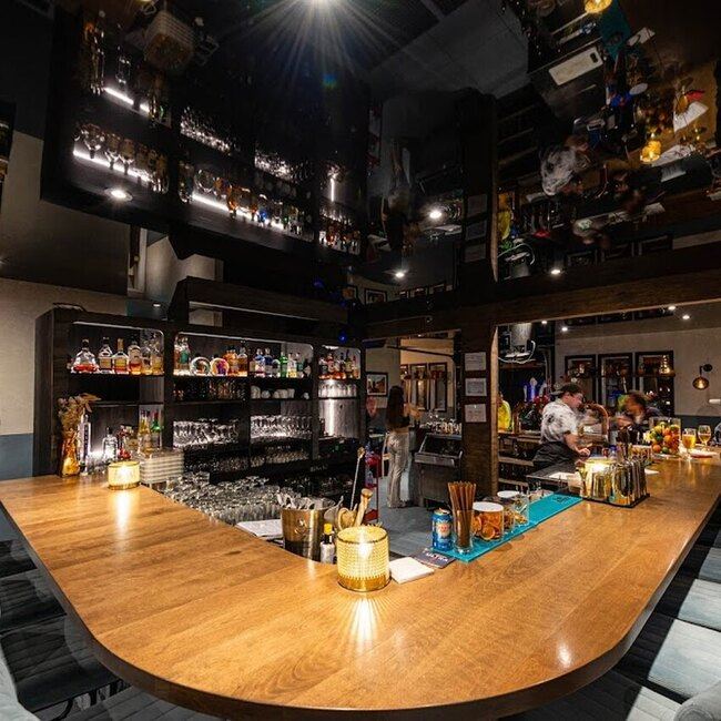 La Queen - Montreal Great selection of cocktails Open Morning Restaurants