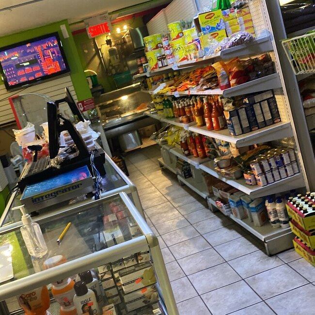 March&eacute; Casse-Cro&ucirc;te Manita - Bois-des-Filion Restaurants