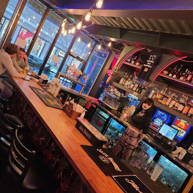 Piranha Bar - Restaurants pr&egrave;s de: H3B5K4