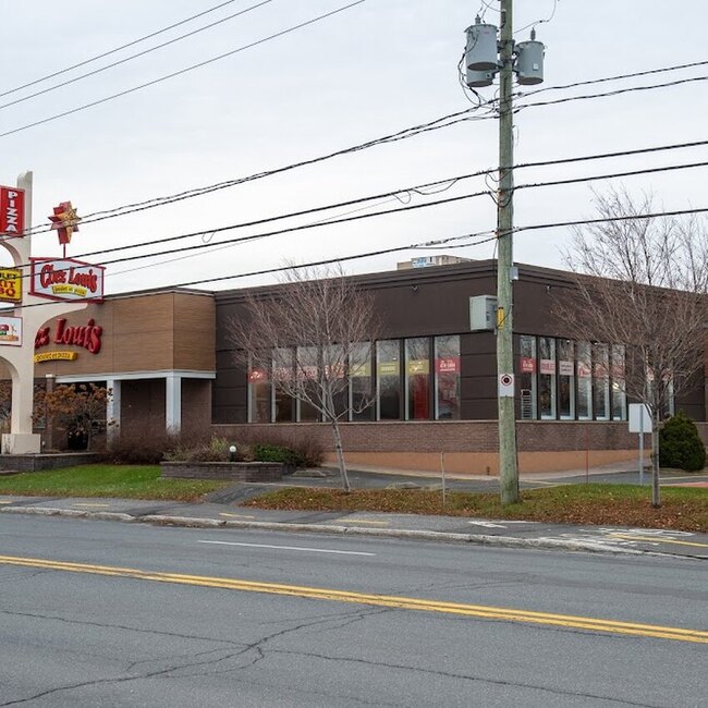 Chez Louis Poulet Et Pizza - Montreal Breakfast Open Late Restaurants