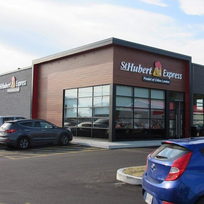 Rôtisserie St-Hubert Express - Restaurants Poutines, Contemporains/Modernes Terrasses du Saguenay