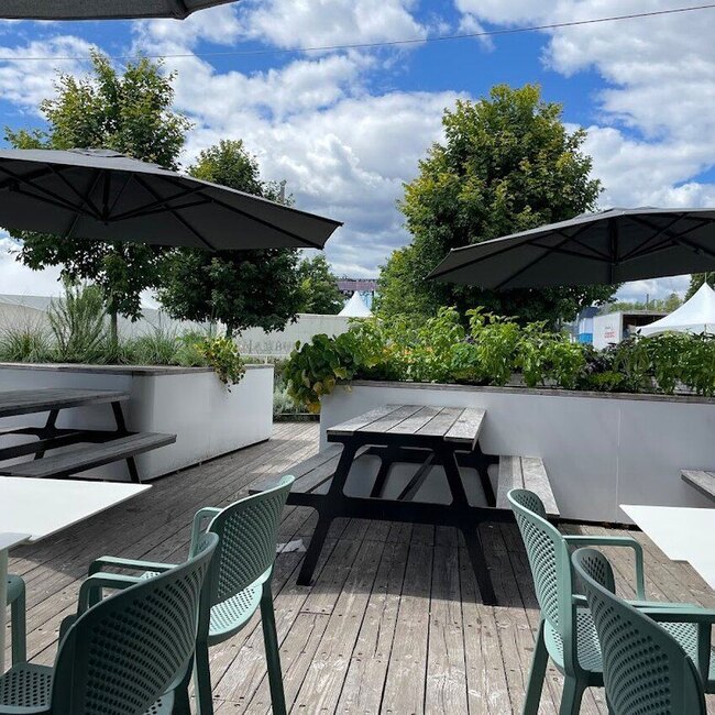 Restaurant Le Ste-H&eacute;l&egrave;ne - Restaurants in Jean-Drapeau Park