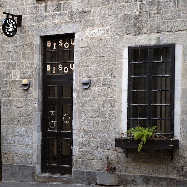 Bar Bisou Bisou - Restaurants in Old Montreal