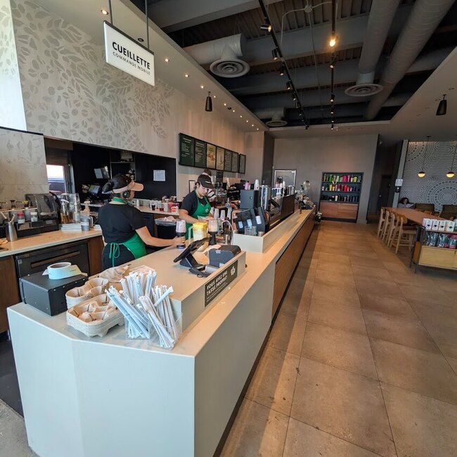 Starbucks - Restaurants près de: H7T0A2
