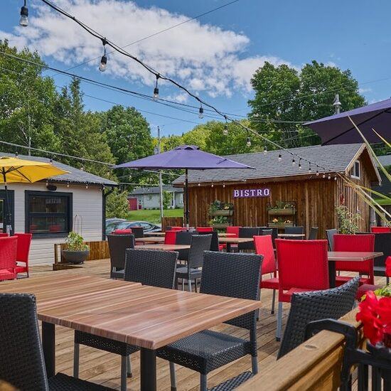 Bistro du Pinacle - BBQ, Poutine, Breakfast Restaurants in Montreal
