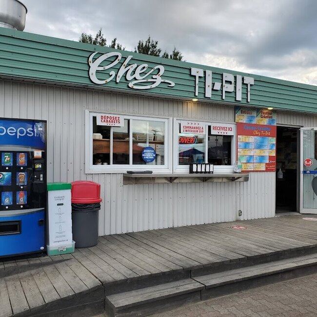 Casse-cro&ucirc;te chez Ti-Pit - Restaurants Desserts et Sucreries, P&acirc;tisseries Ouverts pour souper Montr&eacute;al