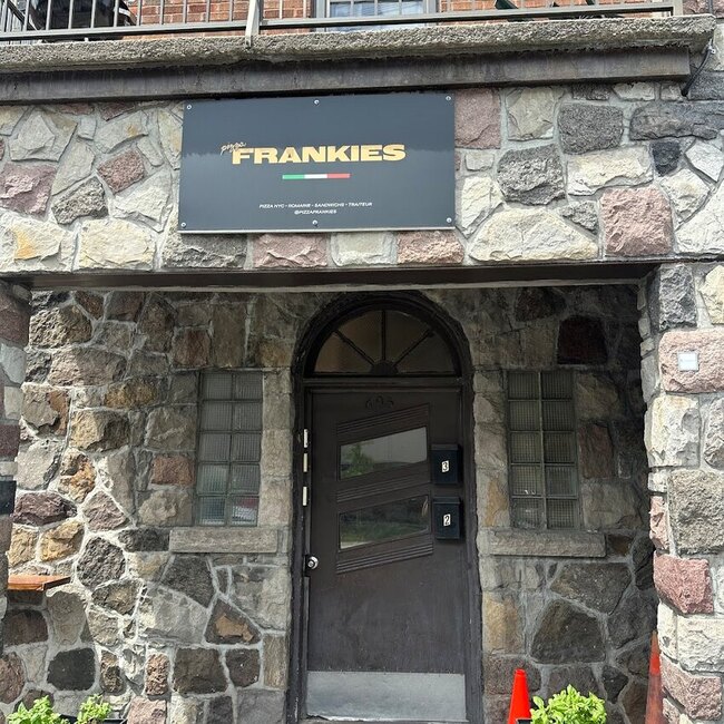 Forno Pizza Frankie's - Restaurants pr&egrave;s de: H8S1X8